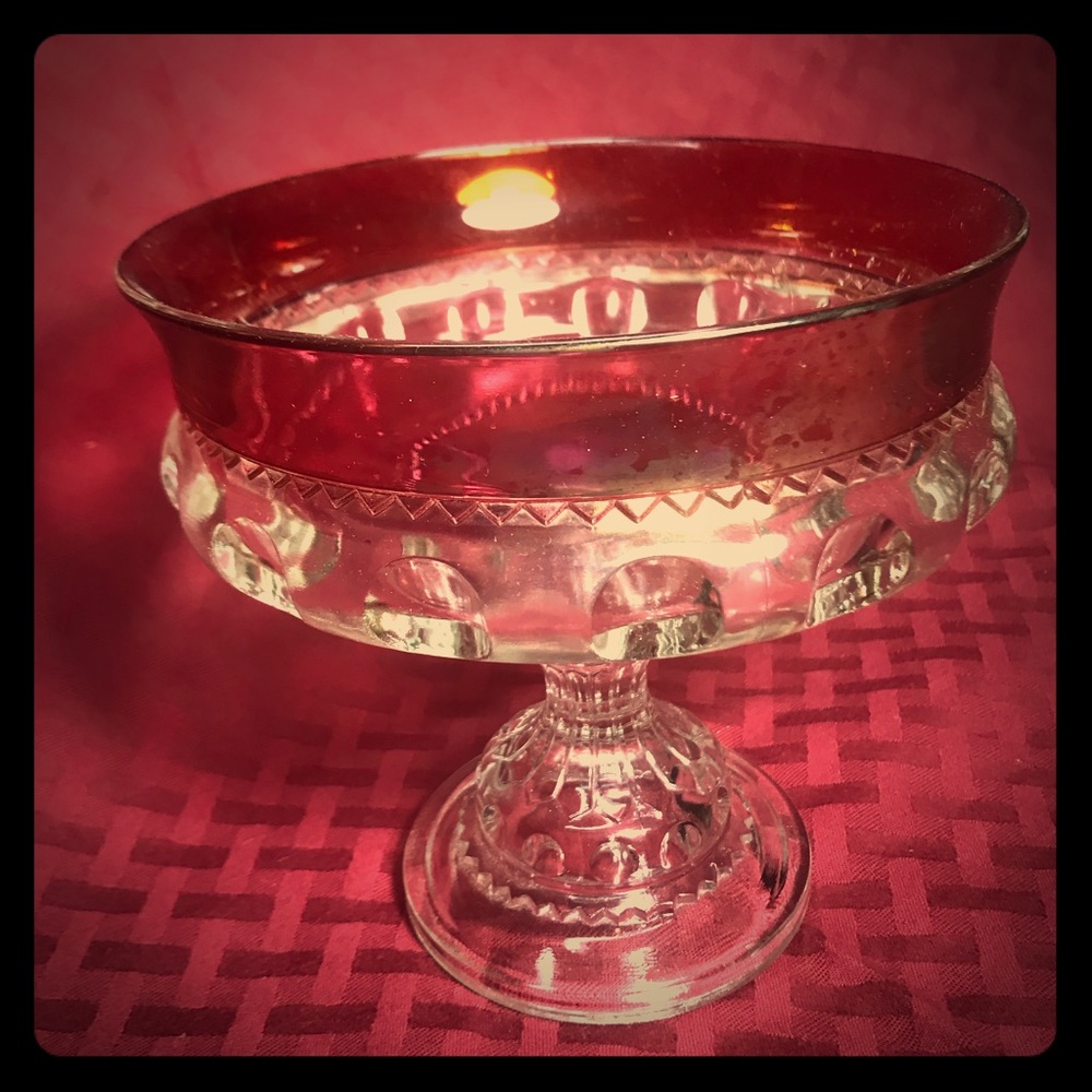 Lovely vintage serving bowl, 7 inches in diameter.